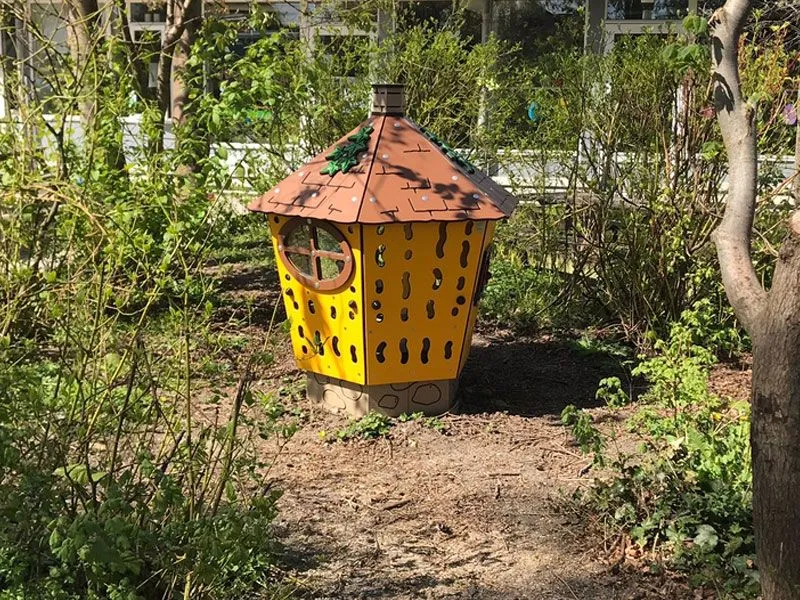 Alfred play hut as a retreat in a nature daycare center Alfred play hut as a retreat in a nature daycare center